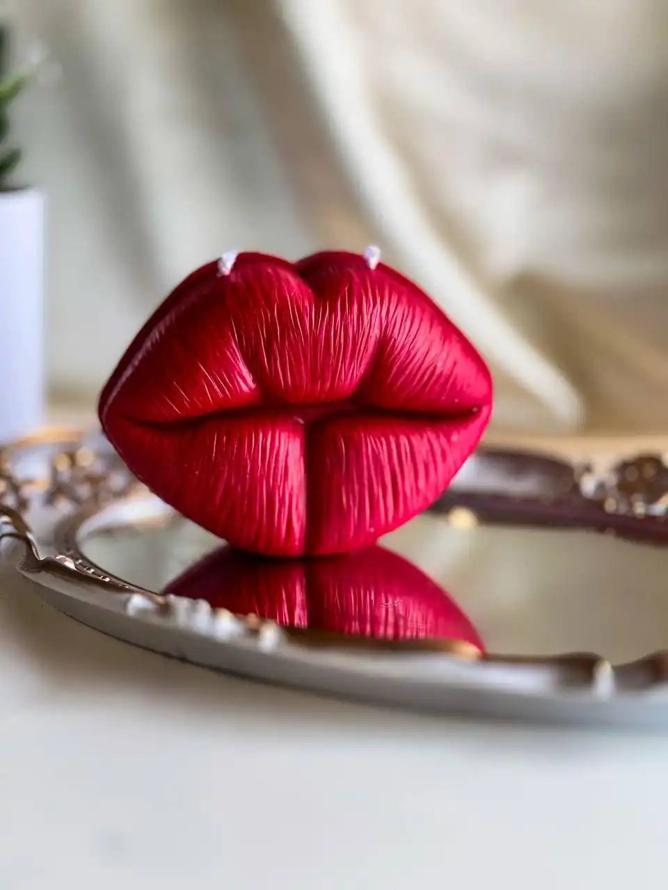 Sculptural Lips Candle 4x5 inches