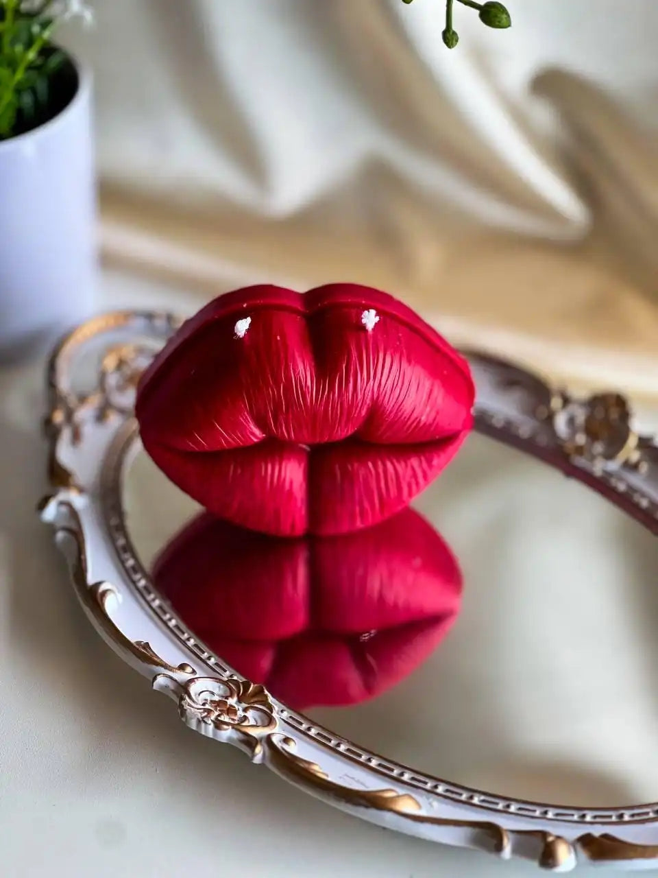 Sculptural Lips Candle 4x5 inches