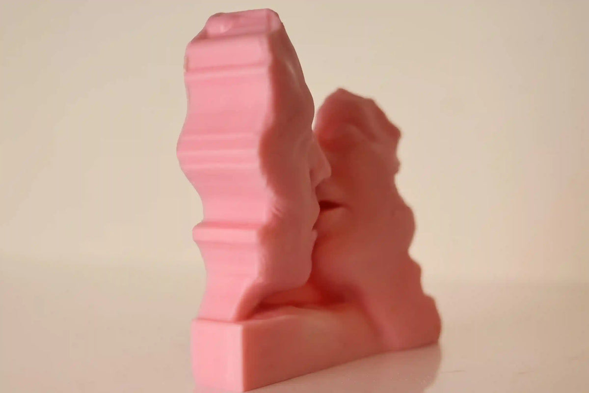 Big Kissing Couple Candle 6x5 inches