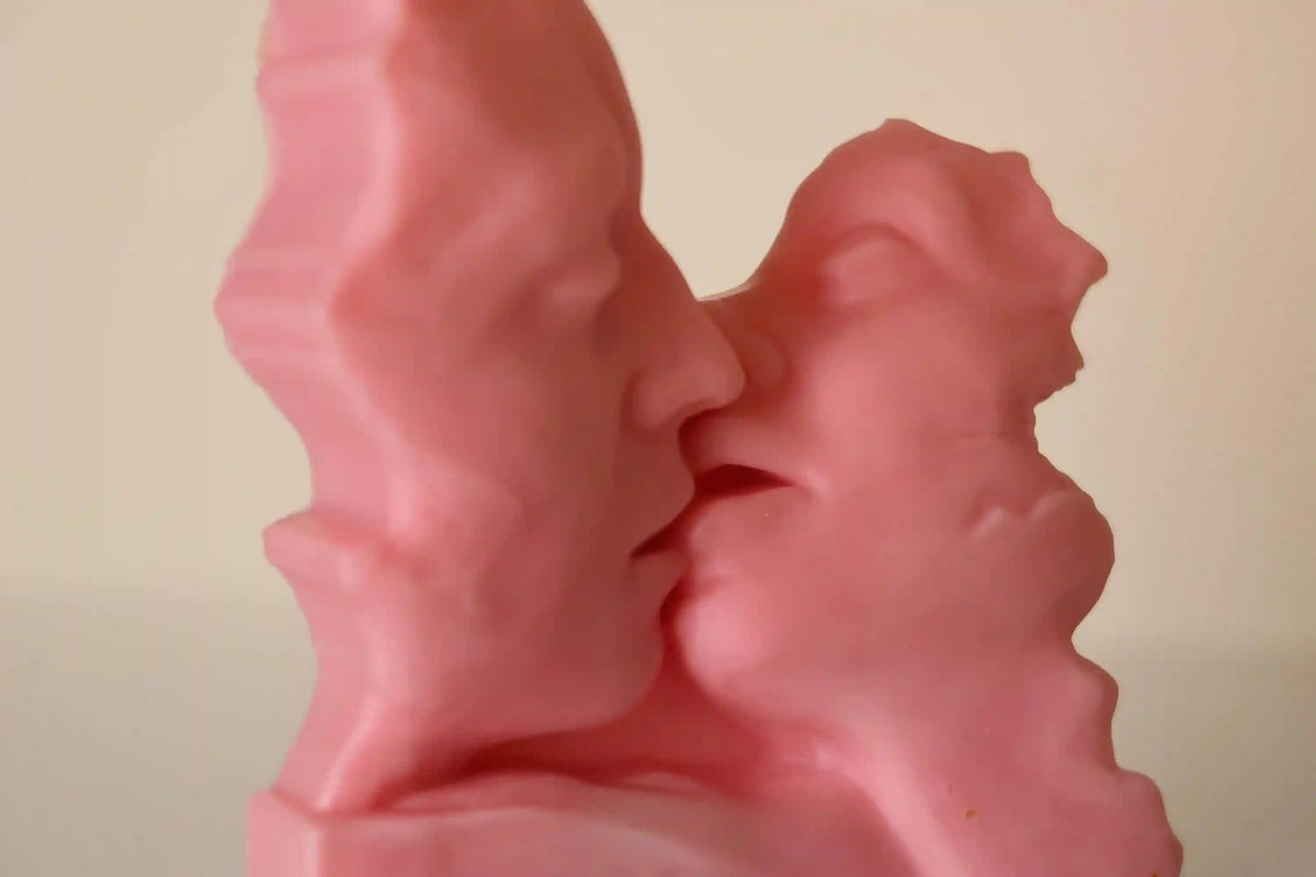 Big Kissing Couple Candle 6x5 inches